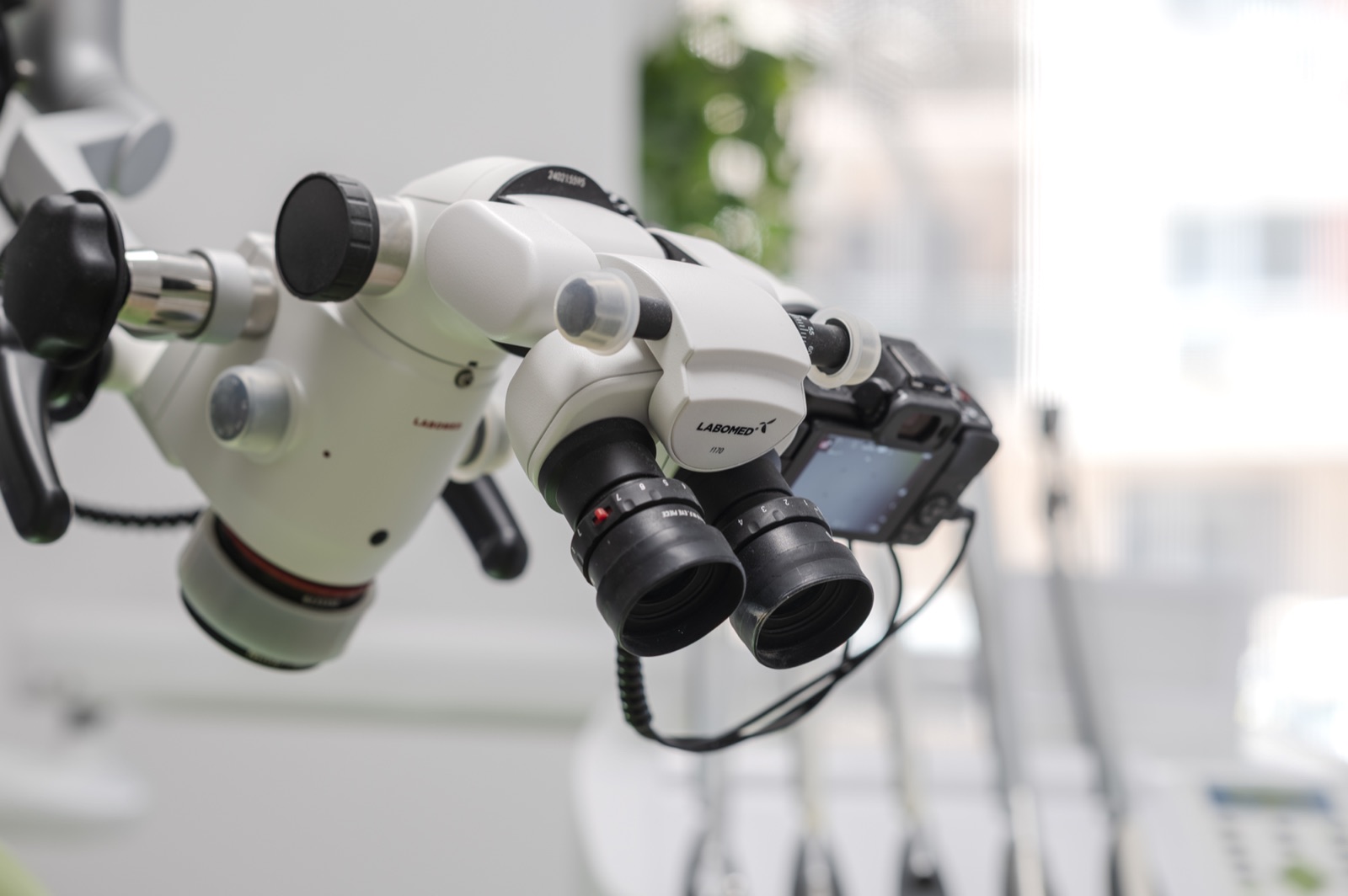 Microscop dentar folosit în tratamentele EbiDent