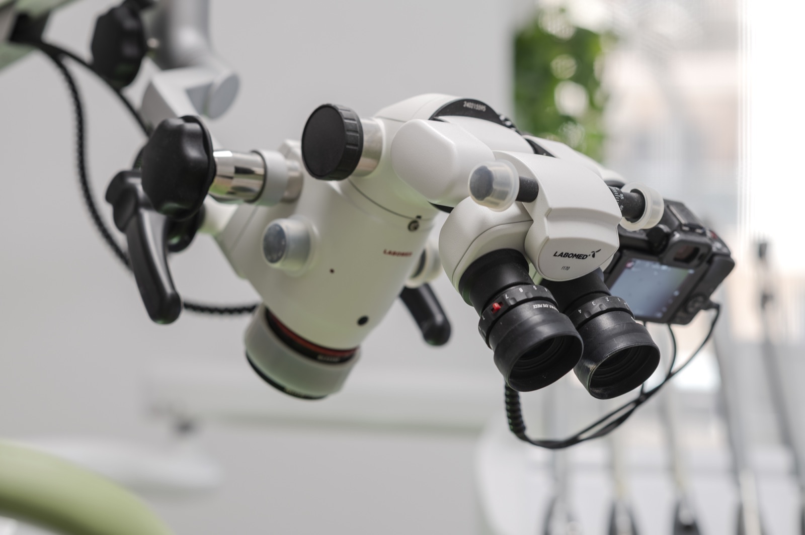 Microscopul dentar EbiDent — precizie și tehnologie